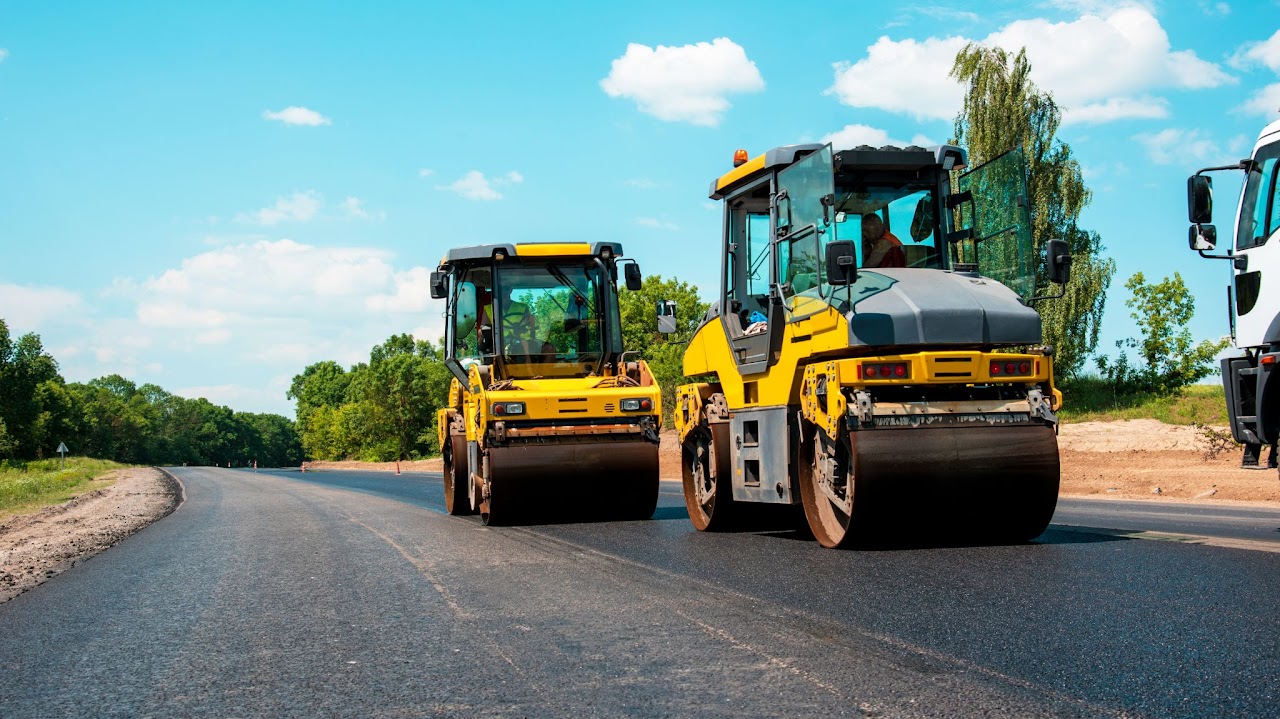 Workers operating a paving machine during road paving services at a recent project in Morris County, NJ. It showcases Morris Town Paving’s expertise in high-quality roadway construction.